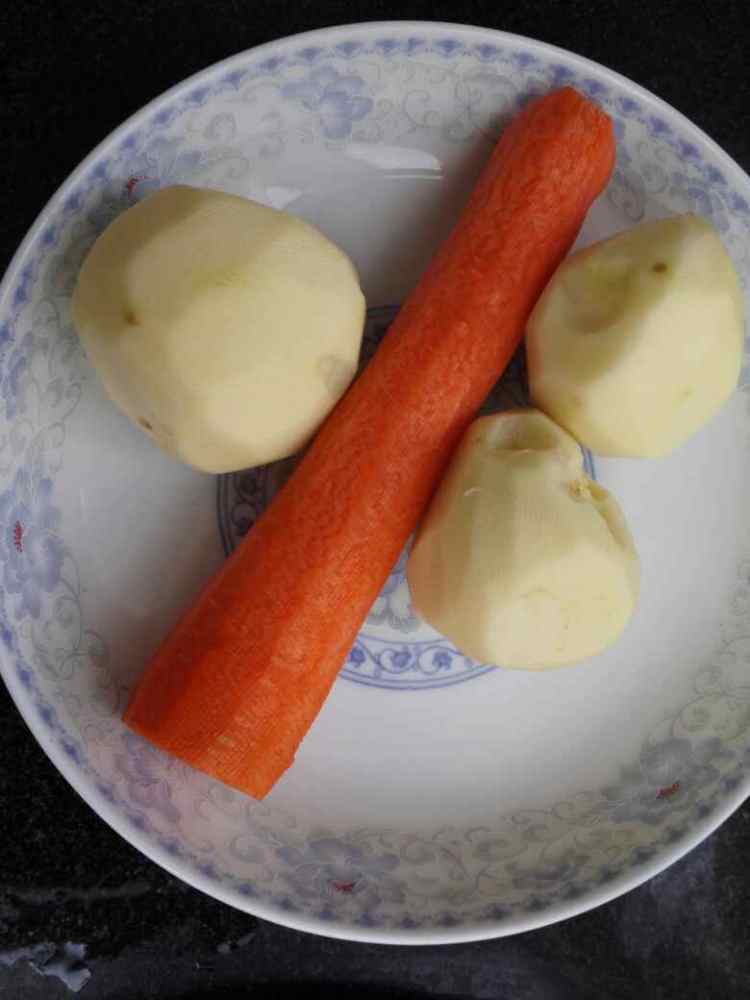 鸡肉炖土豆胡萝卜步骤3