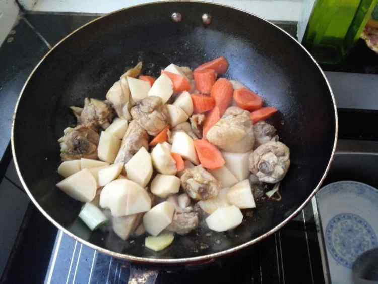 鸡肉炖土豆胡萝卜步骤9
