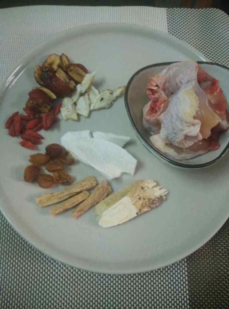 参芪当归炖鸡汤步骤1