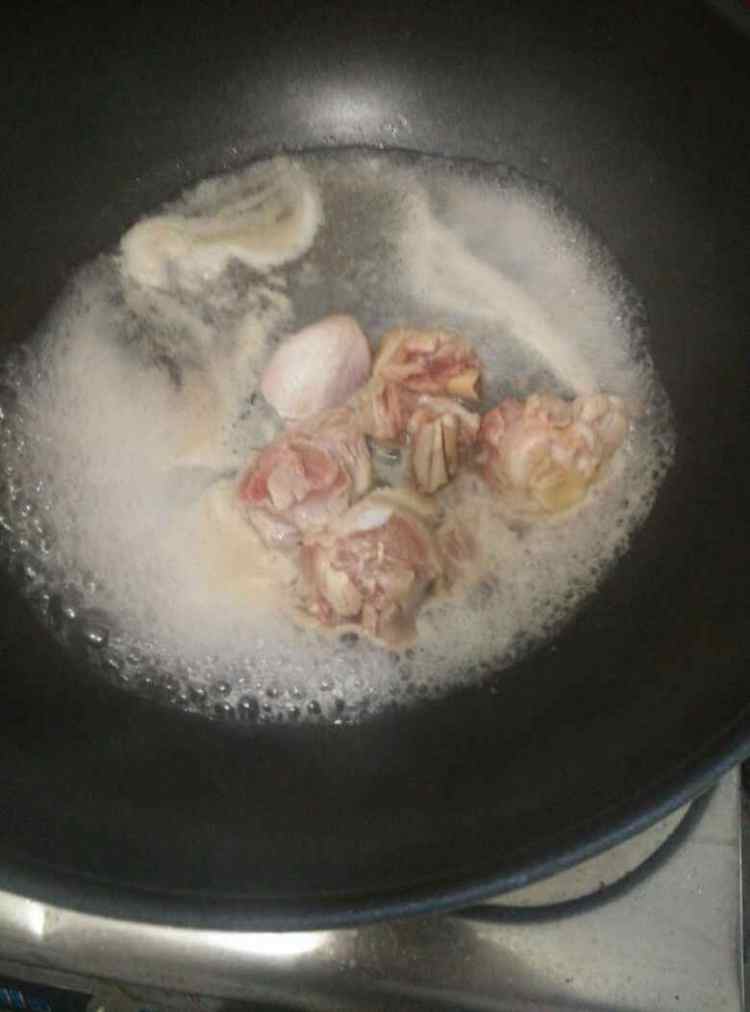 参芪当归炖鸡汤步骤2