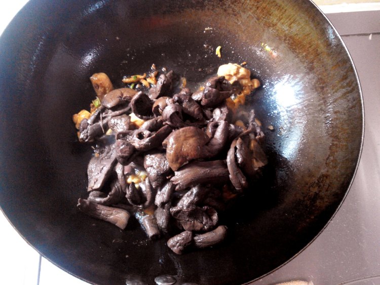 红蘑炖鸡腿步骤7