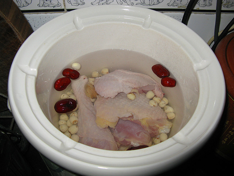 雪蛤莲子红枣鸡汤步骤4