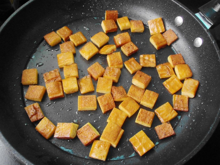 香干木耳炒鸡步骤5