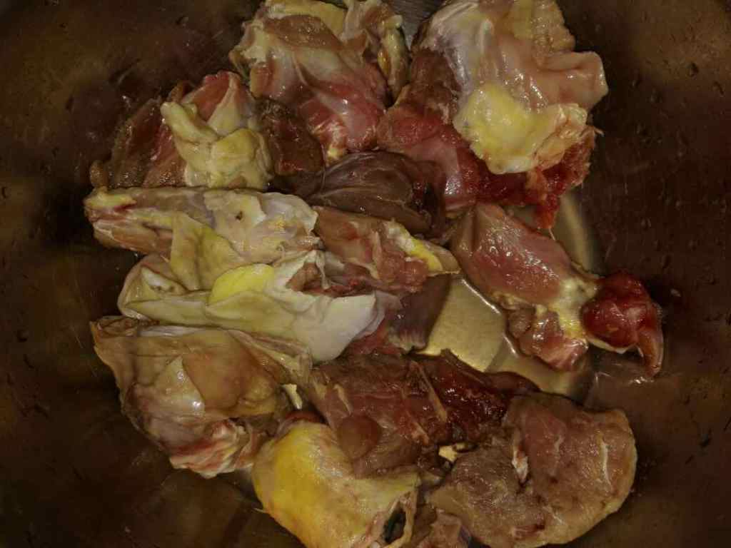 鸡腿炖土豆胡萝卜步骤1