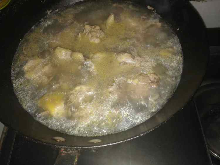 鸡腿炖土豆胡萝卜步骤2