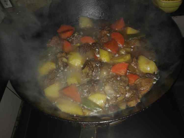 鸡腿炖土豆胡萝卜步骤11