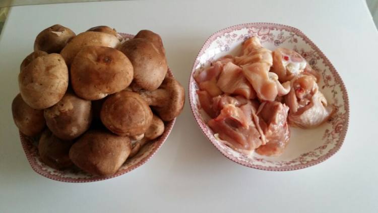 鸡腿炖香茹步骤1