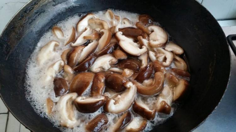 鸡腿炖香茹步骤2