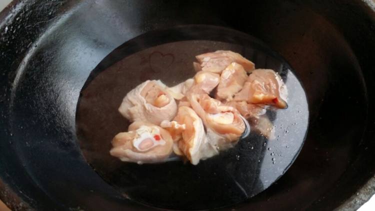 鸡腿炖香茹步骤3