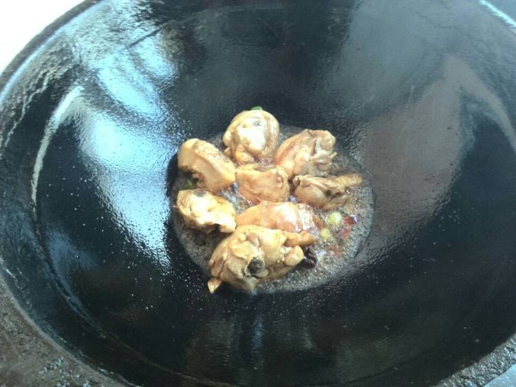 鸡腿炖香茹步骤6