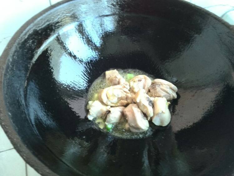 鸡腿炖香茹步骤5