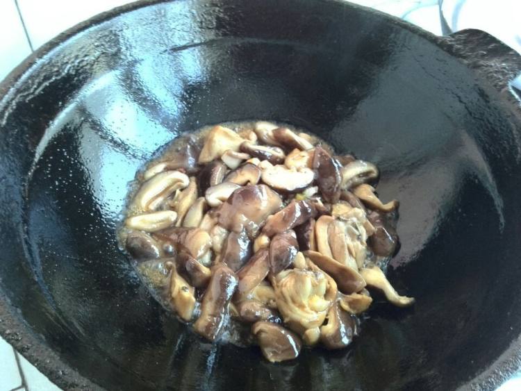 鸡腿炖香茹步骤7