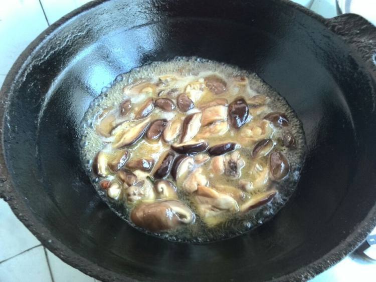 鸡腿炖香茹步骤8
