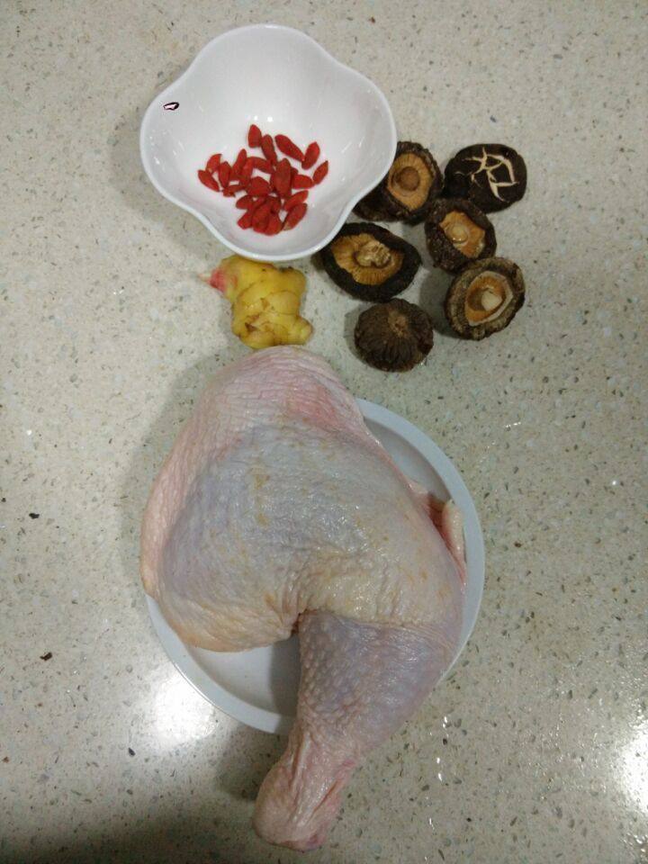 枸杞香菇蒸鸡腿步骤1