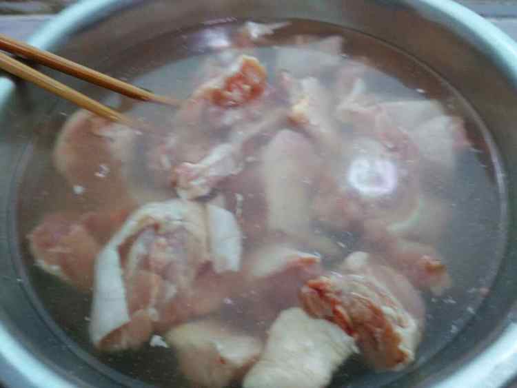 鸡腿炖鲜蘑步骤1