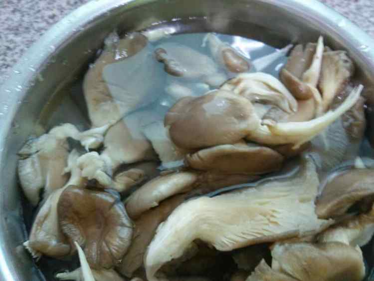 鸡腿炖鲜蘑步骤2