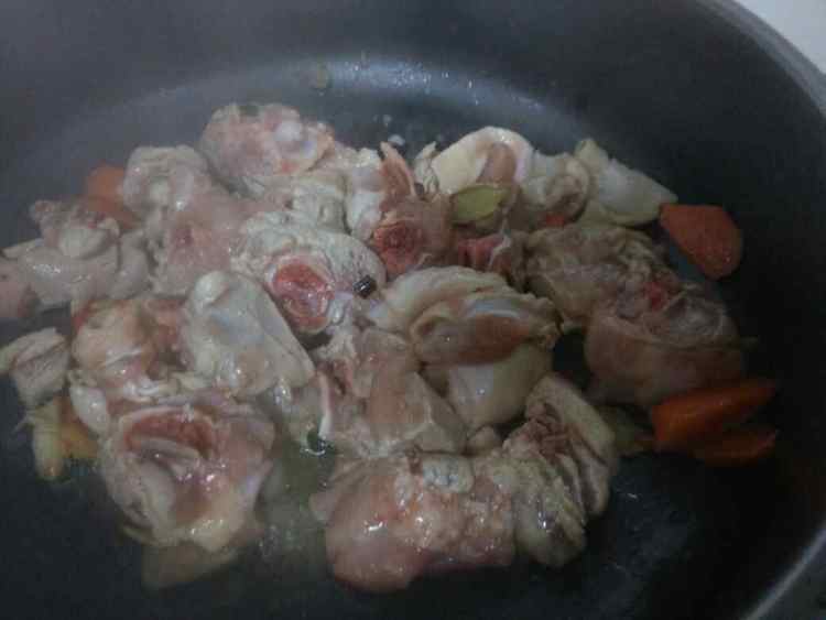 鸡腿炖鲜蘑步骤5