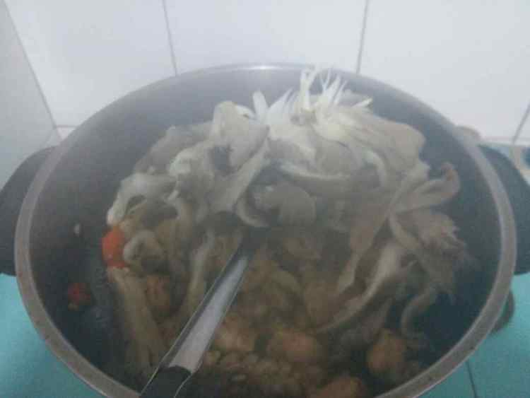 鸡腿炖鲜蘑步骤6