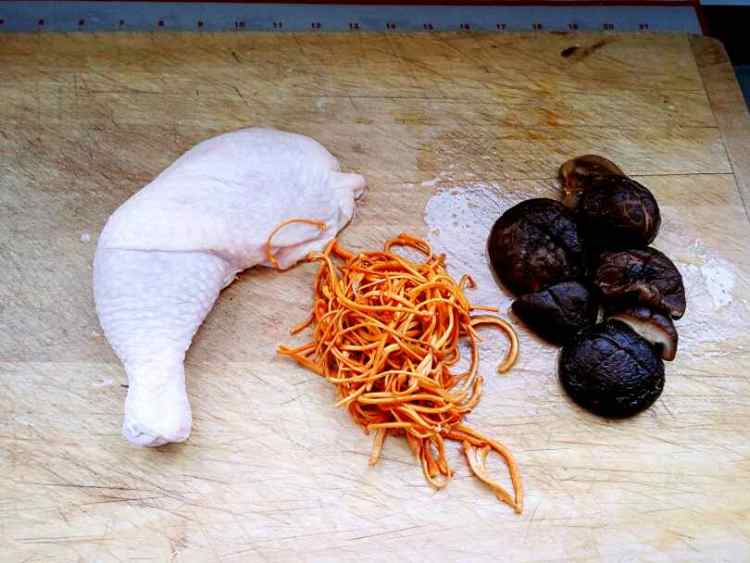 香菇虫草煲鸡汤步骤1