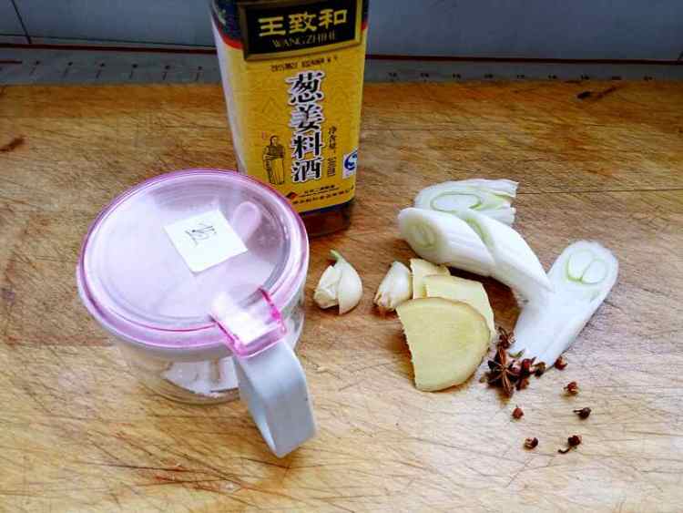 香菇虫草煲鸡汤步骤2