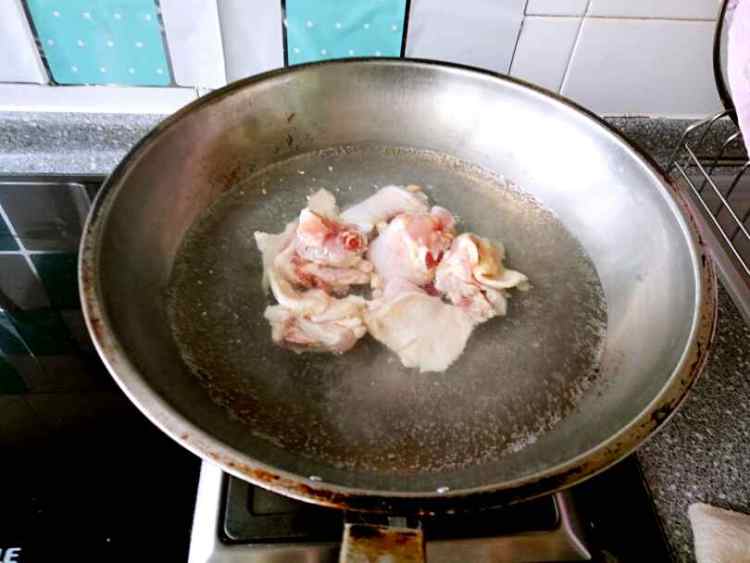 香菇虫草煲鸡汤步骤3