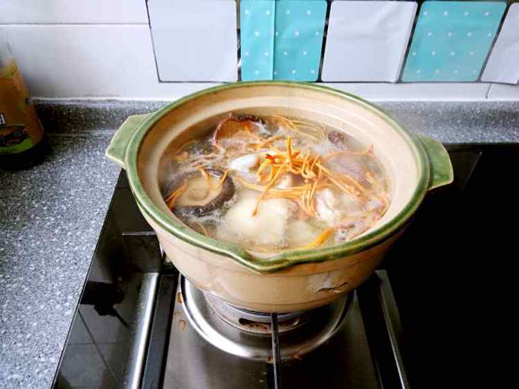 香菇虫草煲鸡汤步骤5