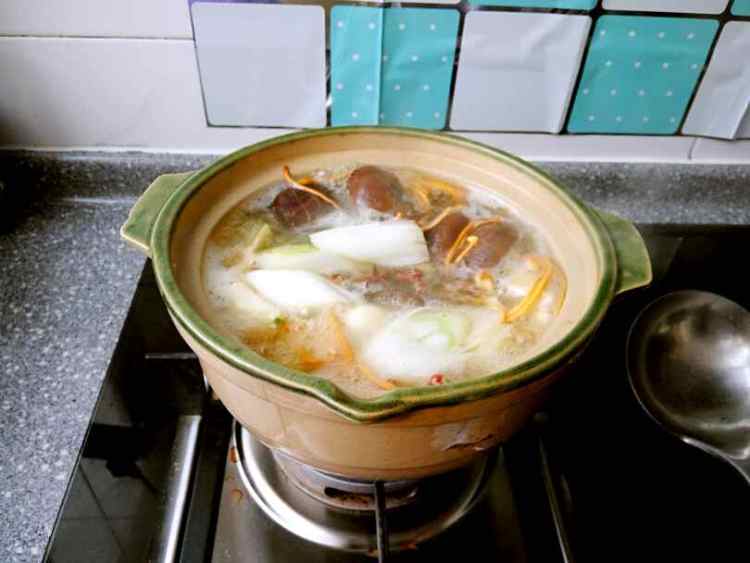 香菇虫草煲鸡汤步骤6
