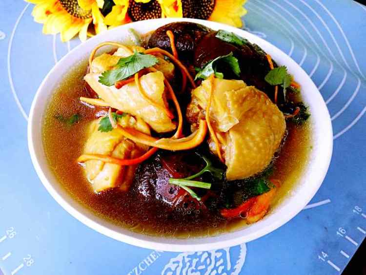 香菇虫草煲鸡汤步骤7