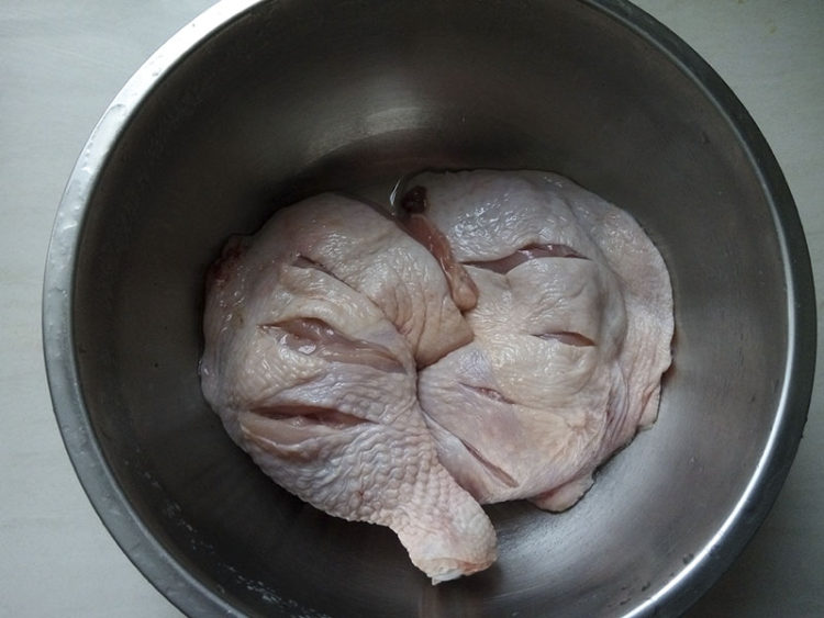 蘑菇炖鸡腿步骤1