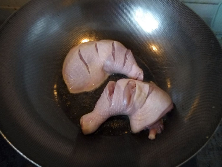 蘑菇炖鸡腿步骤2