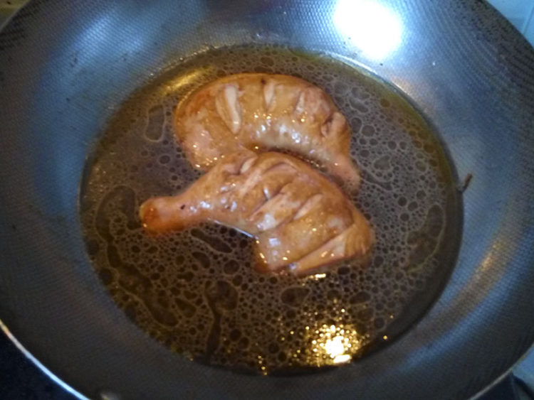 蘑菇炖鸡腿步骤4