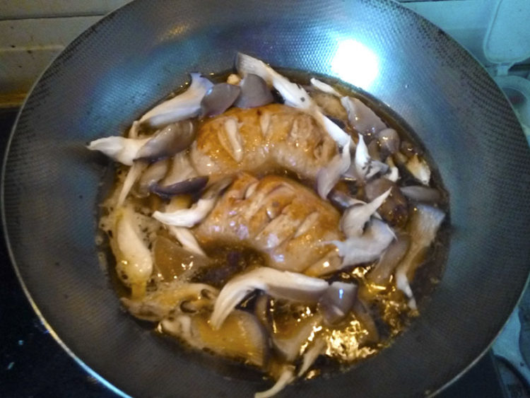 蘑菇炖鸡腿步骤5