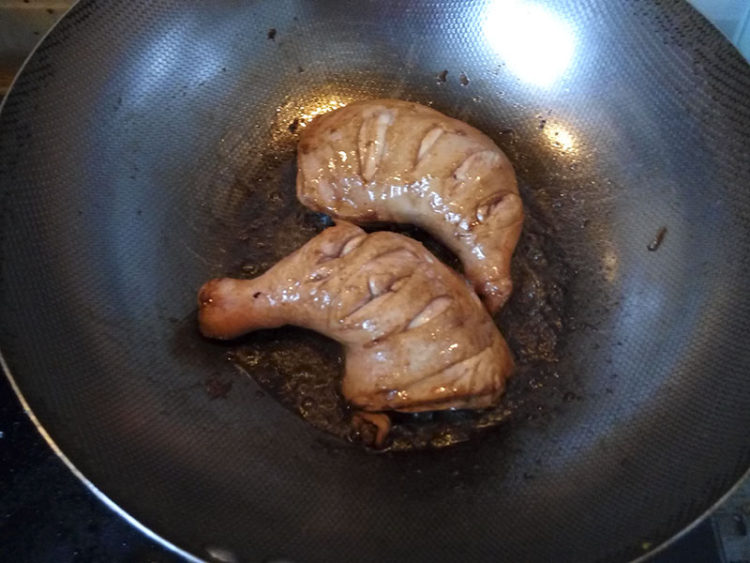 蘑菇炖鸡腿步骤3