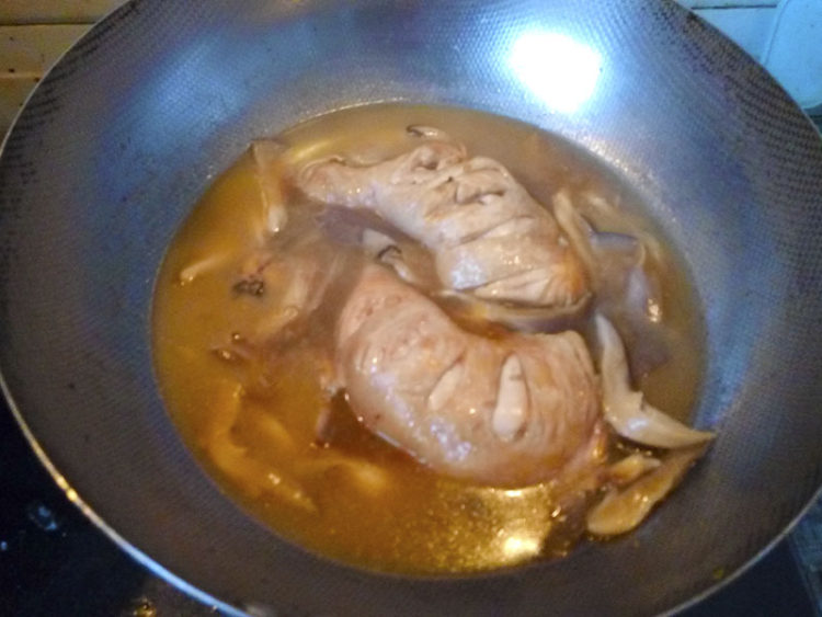 蘑菇炖鸡腿步骤6