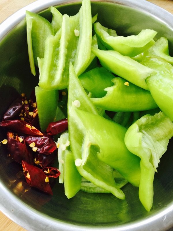 香菇炒鸡块步骤2