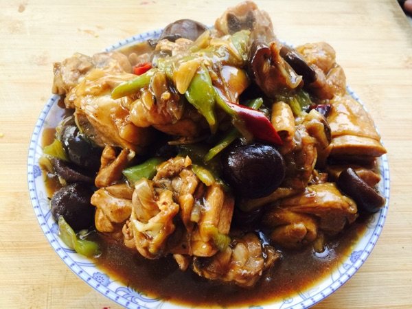 香菇炒鸡块步骤6