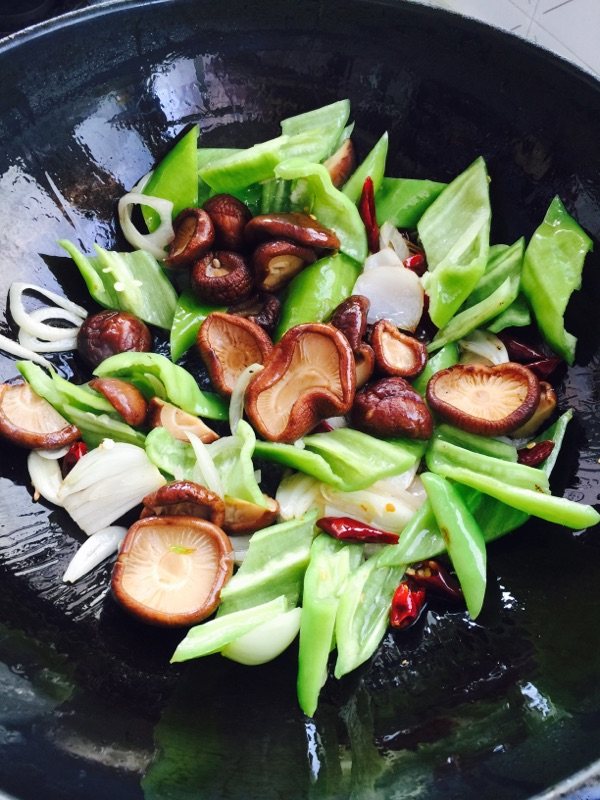香菇炒鸡块步骤4