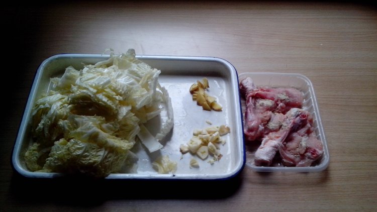 鸡腿白菜汤步骤2