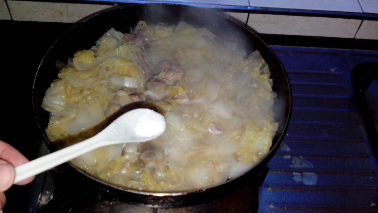 鸡腿白菜汤步骤7