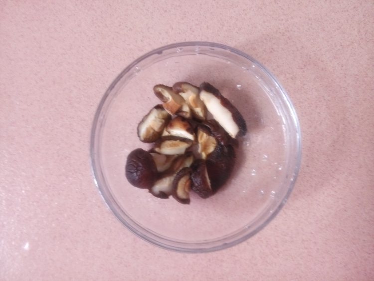 虫草花香菇蒸鸡步骤3