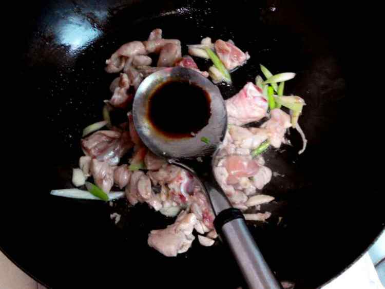 鸡腿炖菊薯步骤4