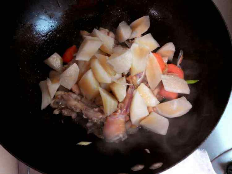 鸡腿炖菊薯步骤6