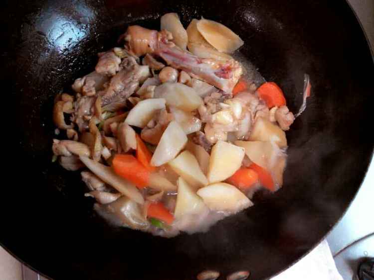 鸡腿炖菊薯步骤7