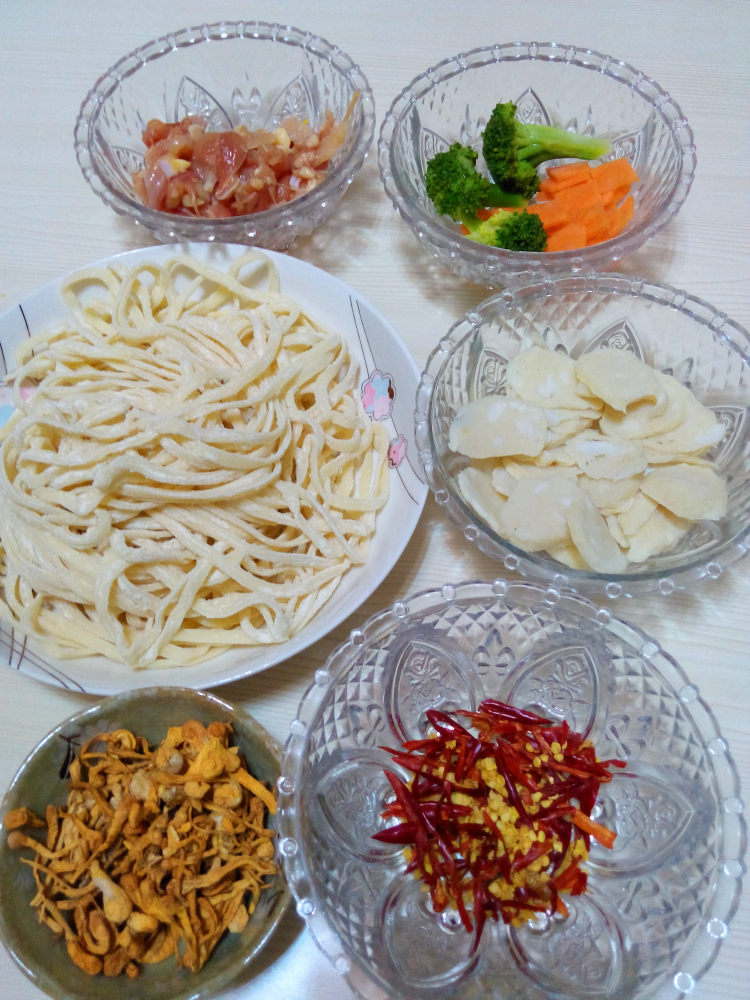 虫草鸡丝鱼丸炒面步骤1