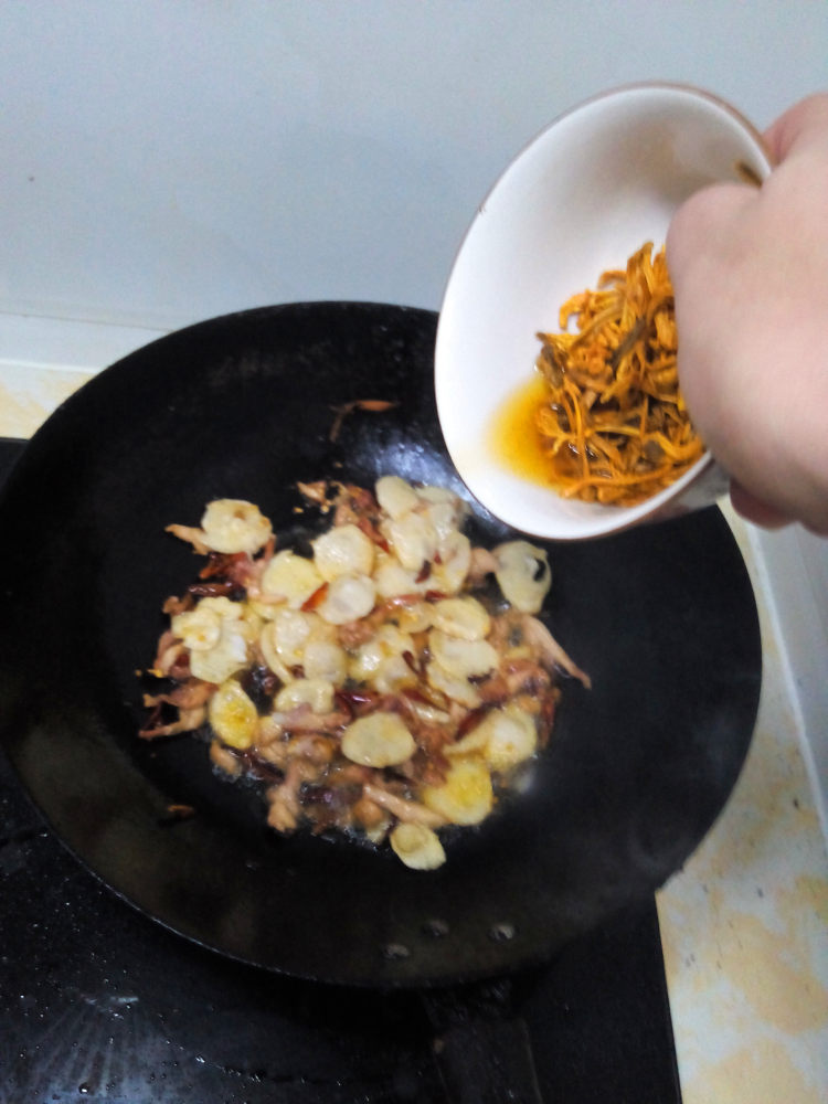 虫草鸡丝鱼丸炒面步骤9