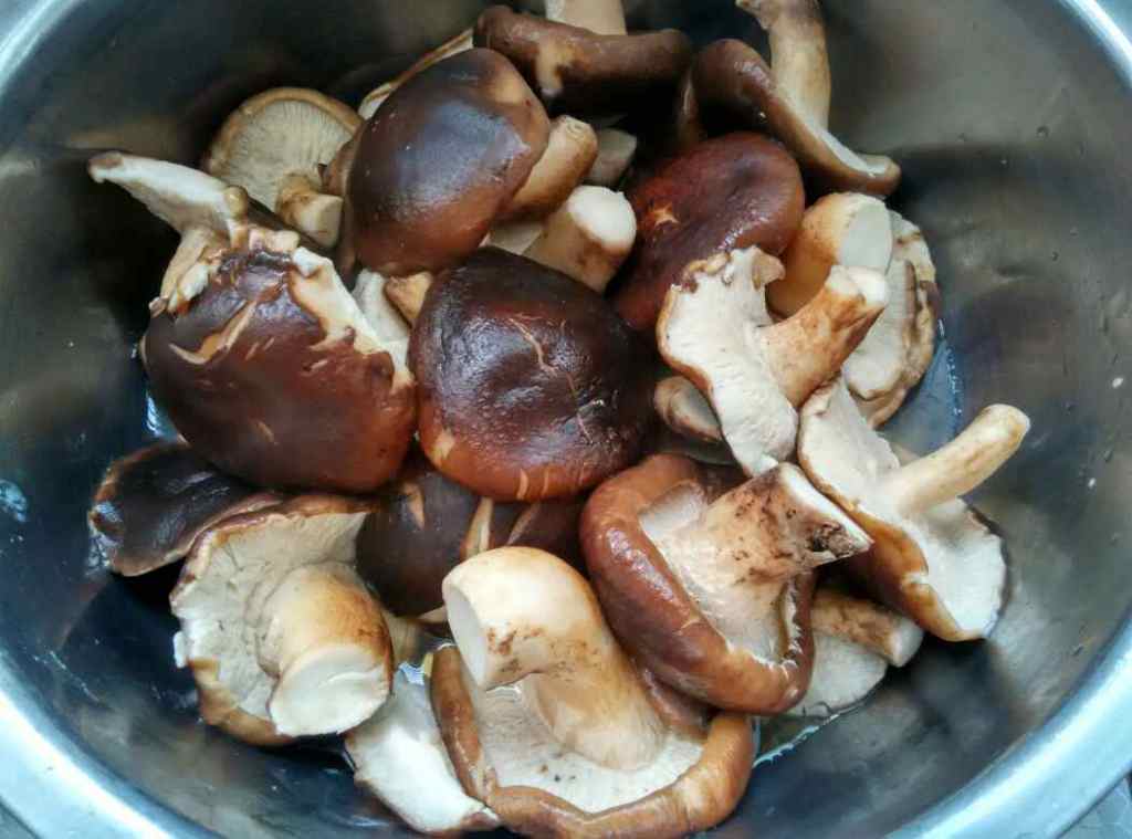 鸡腿炖香菇步骤2