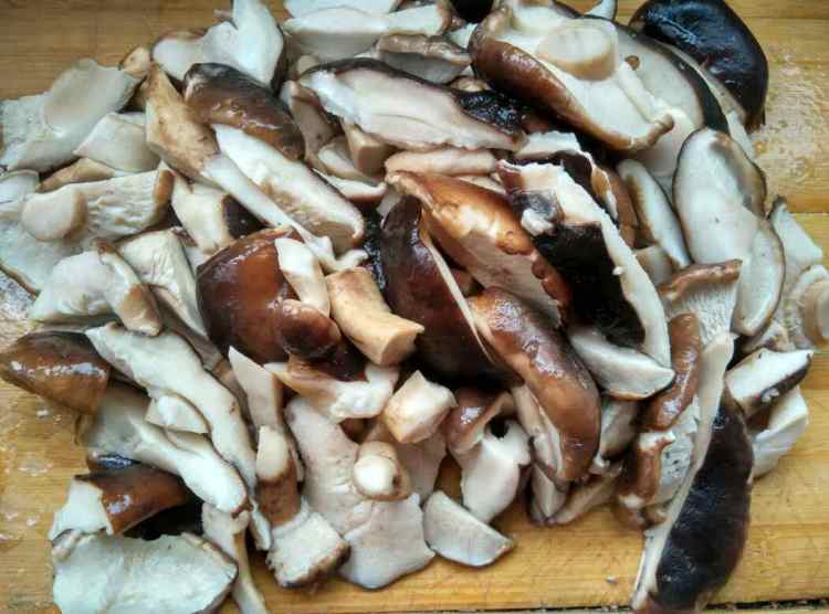鸡腿炖香菇步骤7