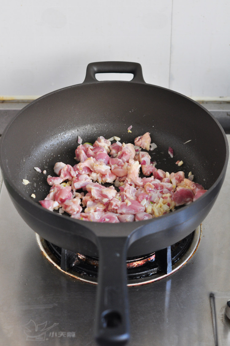 奶汁鸡肉蘑菇意面步骤5