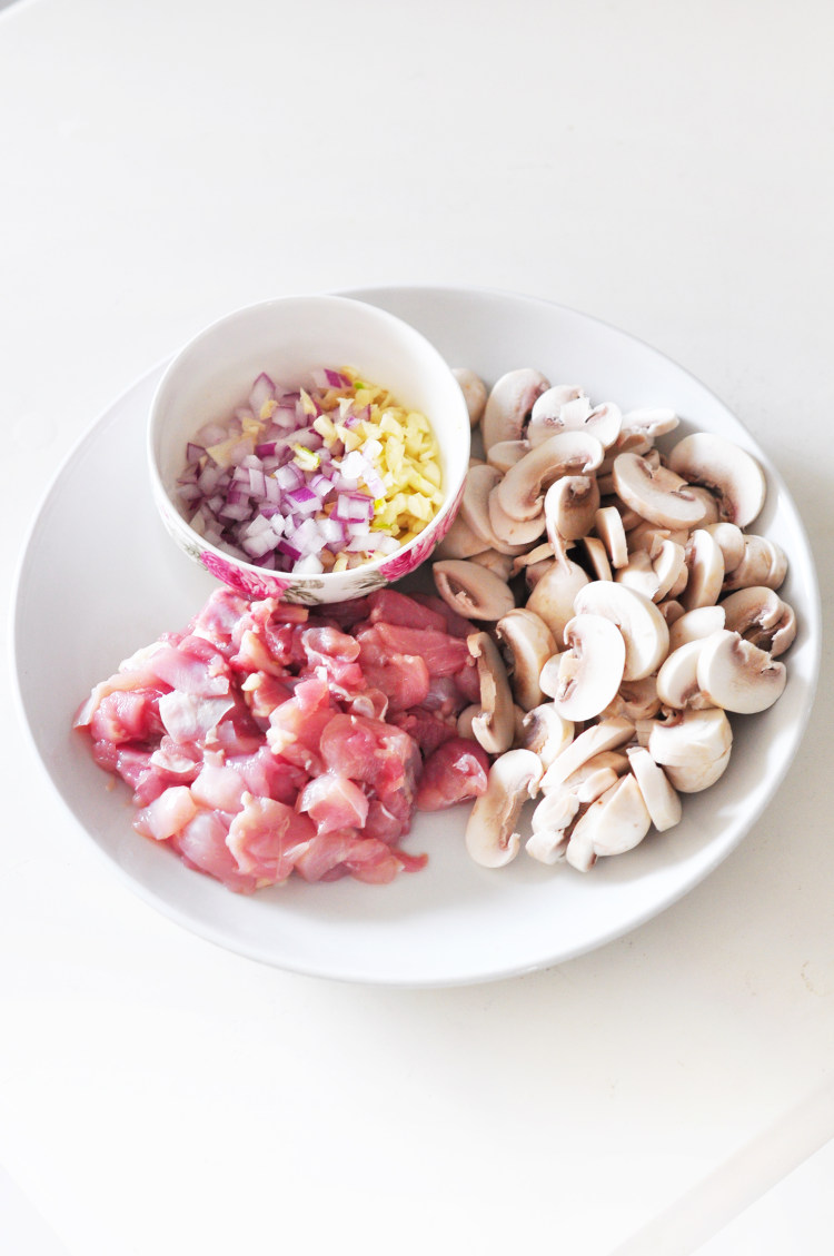 奶汁鸡肉蘑菇意面步骤2