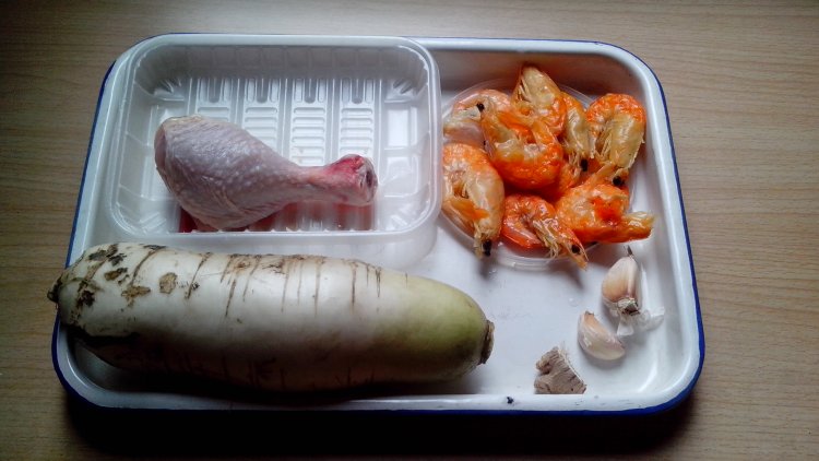 鸡腿虾干罗卜汤步骤1